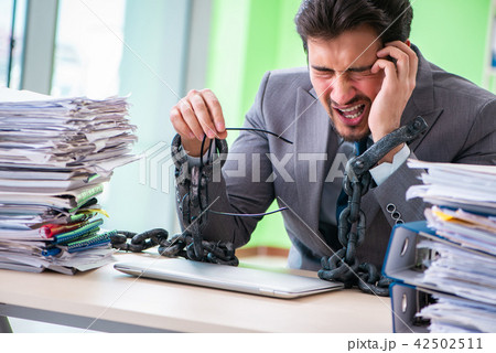 Employee chained to his desk due to workload 42502511