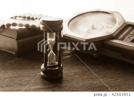 砂時計　古時計　セピア　柱時計　時　時間　アンティーク 42503951