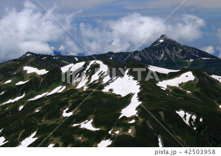 北アルプス水晶岳（黒岳）山頂からの山々　裏銀座コース　三俣蓮華岳、笠ヶ岳遠景 42503958
