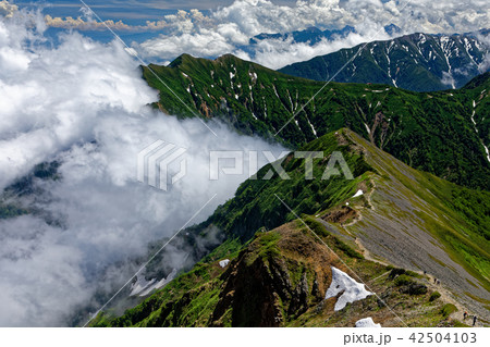 鹿島槍ヶ岳山頂から見る雲湧く布引山稜線と爺ヶ岳 鹿島槍ヶ岳山頂から見る雲湧く布引山稜線と爺ヶ岳 42504103