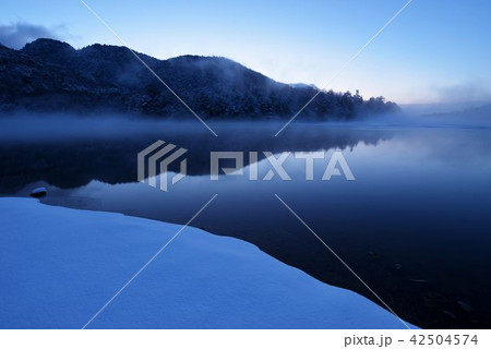 冬の夜明けの湯の湖 42504574