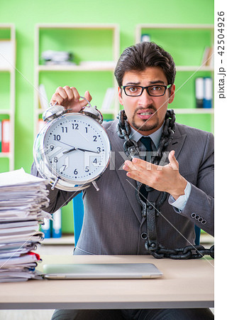 Employee chained to his desk due to workload 42504926