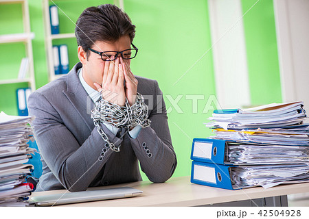 Employee chained to his desk due to workload 42504928