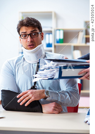 Injured man getting more work from his boss 42505014
