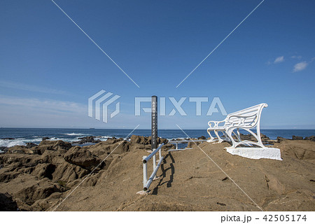 千葉県南房総市野島崎の朝日と夕陽の見えるベンチ 千葉県南房総市野島崎の朝日と夕陽の見えるベンチ 42505174