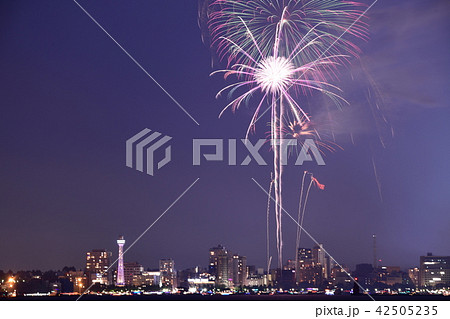 横浜 花火 山下公園の写真素材
