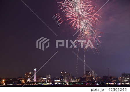 横浜 花火 山下公園の写真素材