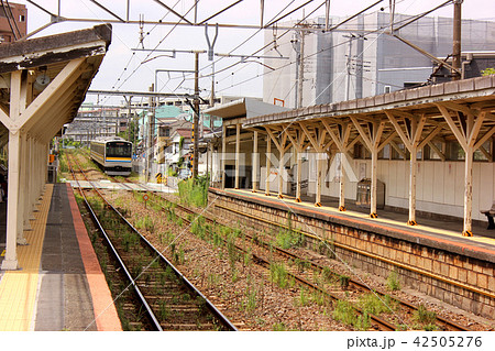 鶴見線鶴見小野駅の下り線ホームに入線する浜川崎行電車 鶴見線鶴見小野駅の下り線ホームに入線する浜川崎行電車 42505276