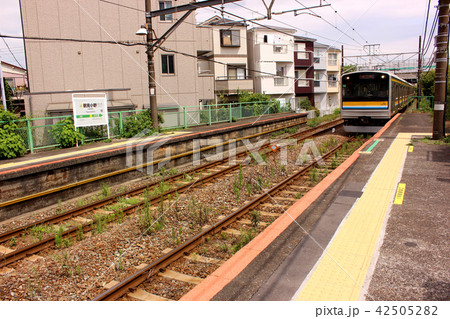 鶴見線鶴見小野駅の上り線ホームに入線する鶴見行電車 鶴見線鶴見小野駅の上り線ホームに入線する鶴見行電車 42505282