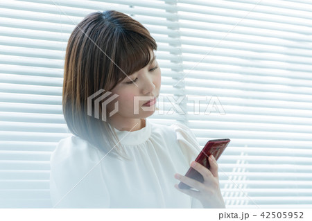 窓辺に立つ女性 窓辺に立つ女性 42505952
