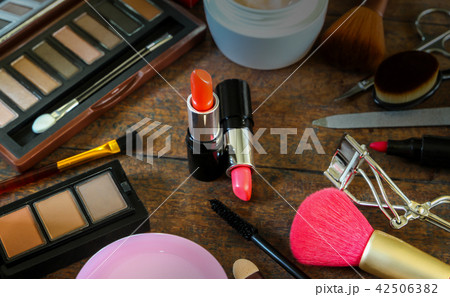 Cosmetics on old wood 42506382