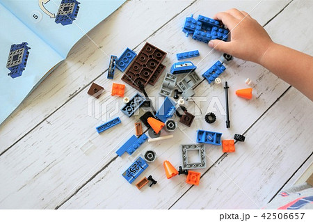 レゴブロックで遊ぶ3歳児 42506657