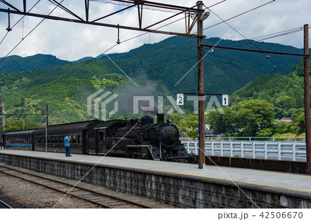 静岡県　大井川鐵道　千頭駅のホームに入線したSL列車 42506670