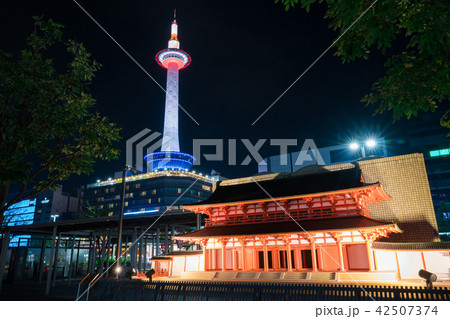 京都 京都タワーと羅城門の復元模型 夜景 京都 京都タワーと羅城門の復元模型 夜景 42507374