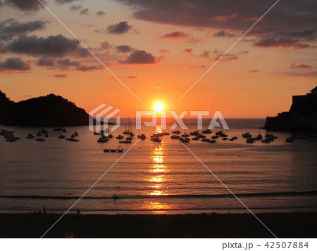 スペインバスク地方の海岸サンセバスチャンの夕日 42507884