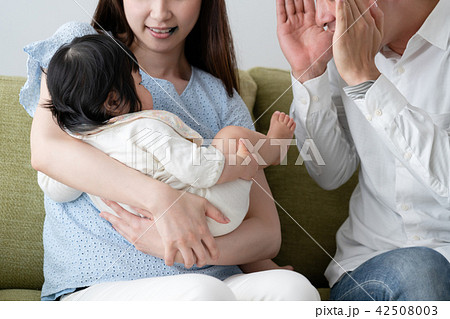 家族イメージ、あやす、いないないばあ、パパ、父親 42508003
