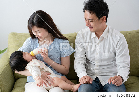 家族イメージ、ミルク、ご飯、食事 家族イメージ、ミルク、ご飯、食事 42508172