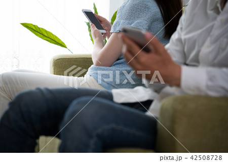 険悪なカップルイメージ、携帯電話、スマートフォン 42508728