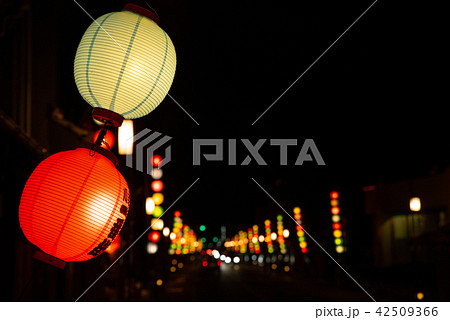 夏祭りの提灯 夜の川越一番街 18 07 B やや高い位置からの写真素材