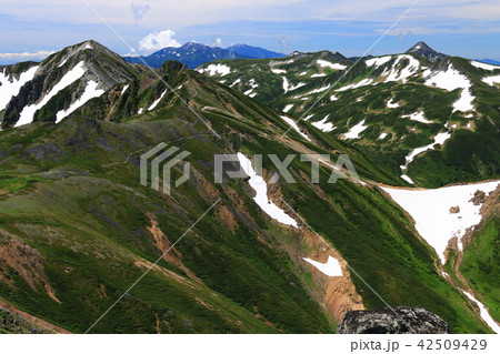 北アルプス水晶岳山頂への道　裏銀座コース、鷲羽岳、三俣蓮華岳、笠ヶ岳　と　乗鞍岳、御嶽山遠景 42509429
