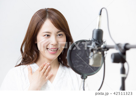 若い女性（ボーカルレッスン） 42511323