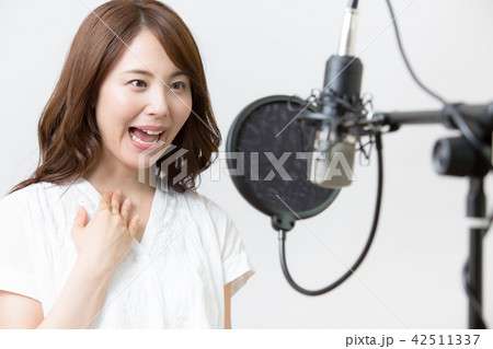 若い女性（ボーカルレッスン） 42511337