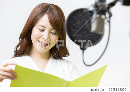 若い女性(ナレーター) 若い女性(ナレーター) 42511362