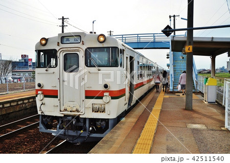 長森駅に停車中の高山本線普通列車(キハ40系) 長森駅に停車中の高山本線普通列車(キハ40系) 42511540