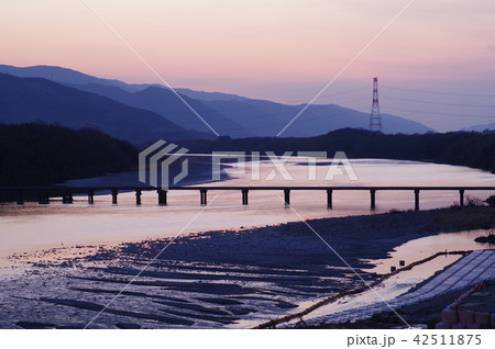 夕暮れの脇町潜水橋 夕暮れの脇町潜水橋 42511875