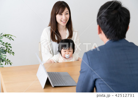 赤ちゃんの保険を検討 赤ちゃんの保険を検討 42512731