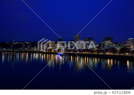 アメリカ・ポートランドのダウンタウン夜景 42512806