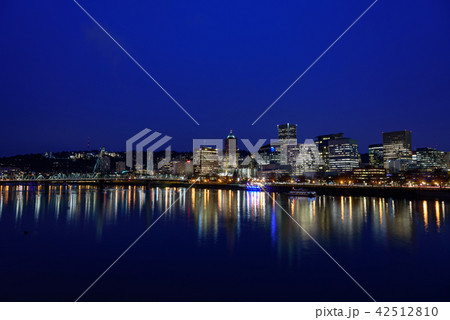 アメリカ・ポートランドのダウンタウン夜景 アメリカ・ポートランドのダウンタウン夜景 42512810