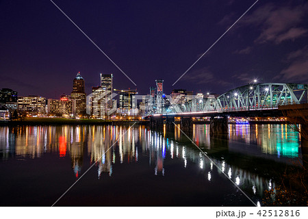 アメリカ・ポートランドのダウンタウン夜景 42512816