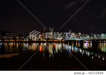 アメリカ・ポートランドのダウンタウン夜景 42512828