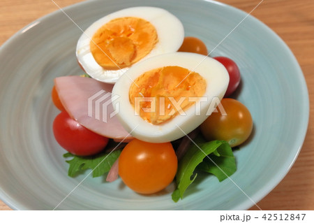 家庭的で素朴な自家製の「ゆで卵と野菜のサラダ」 家庭的で素朴な自家製の「ゆで卵と野菜のサラダ」 42512847