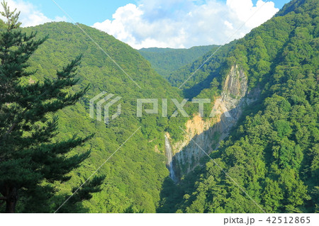 万緑の澗満滝 42512865