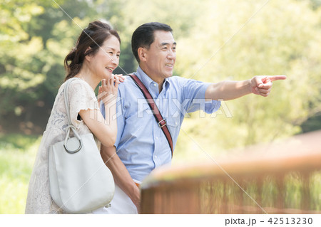 避暑地を旅するミドルシニア夫婦 避暑地を旅するミドルシニア夫婦 42513230
