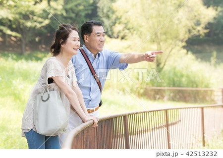 避暑地を旅するミドル夫婦 42513232