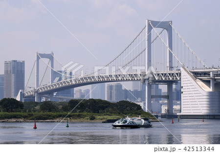 日本の東京都市景観　レインボーブリッジとエメラルダス　（運航開始を前に試運転中）＝7月24日撮影 42513344