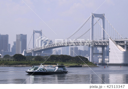 日本の東京都市景観　レインボーブリッジとエメラルダス　（運航開始を前に試運転中）＝7月24日撮影 42513347
