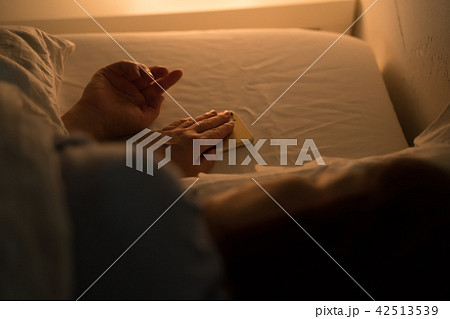 消灯前の女性 42513539