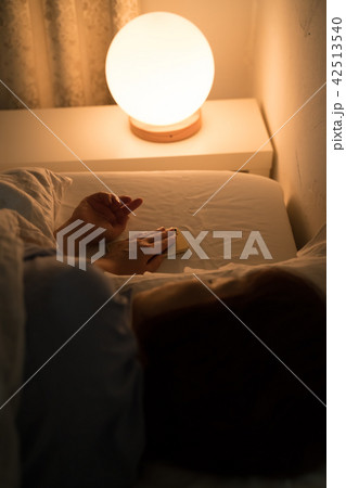 消灯前の女性 消灯前の女性 42513540