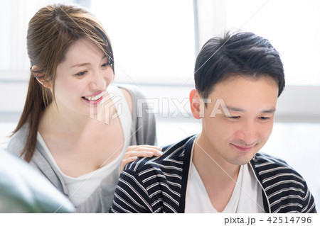 肩越しに寄り添って会話する夫婦 42514796