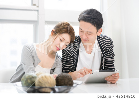 寄り添うカップル（タブレット端末・タブレットPC） 42514810