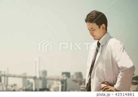 落ち込む医者 42514861