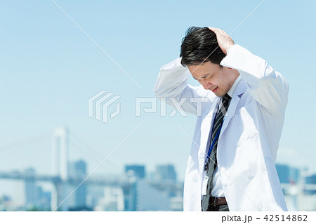 落ち込む医者 42514862