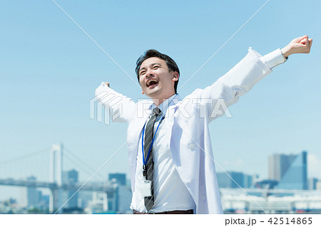 バンザイしてリラックスする医者 42514865