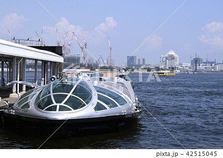 日本の東京都市景観　エメラルダス（運航開始を前に試運転）や五輪選手村（画面奥）＝7月24日撮影 42515045