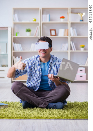 Freelance student with virtual reality glasses at home 42515340
