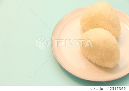 おにぎり(塩むすび)2つ 42515366